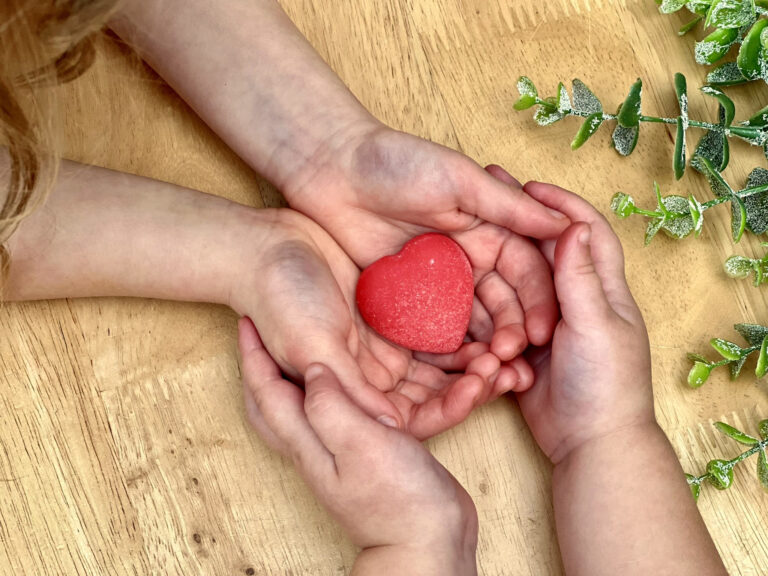 Looking for the perfect Valentine's Day gift for kids? Enrich their day with joyful and meaningful gifts! Choose the Miller Heart Chew Chain, ideal for sensory stimulation, or give them the Needoh Hearts for relaxing squeezing pleasure.