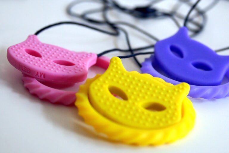 Bite chains for extra sensory stimulation: Ideal for children (and adults) who need extra stimuli. With different textures and materials, these chew jewelry aids in self-regulation, calming, and improving focus.
