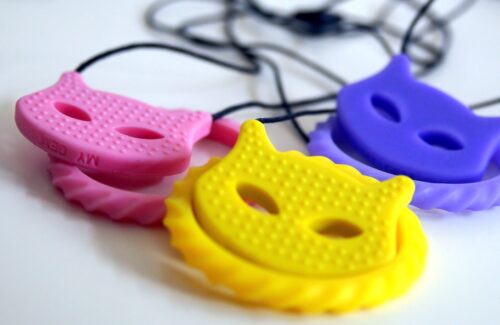 Bite chains for extra sensory stimulation: Ideal for children (and adults) who need extra stimuli. With different textures and materials, these chew jewelry aids in self-regulation, calming, and improving focus.