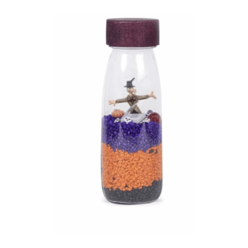 The Petit Boum Halloween bottle offers a gentle introduction to the Halloween atmosphere, with cheerful colors, pumpkins and a jack-o'-lantern