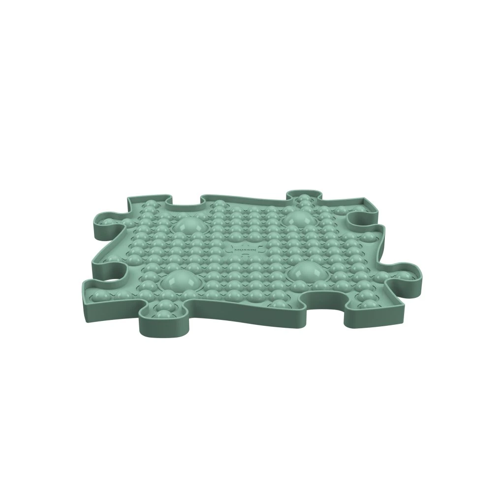 Kind geniet van spel op een kleurrijke POP IT orthopedische speelmat van MUFFIK. Speelmat combineert plezier met orthopedische ondersteuning, stimuleert reflexzones en bevordert gezonde voetontwikkeling.