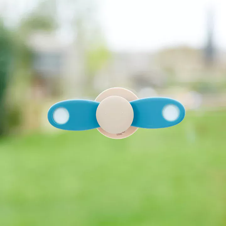 Soft spinner with suction cup and pop-it buttons. Stimulates motor skills, relaxation and sensory development from 10 months.